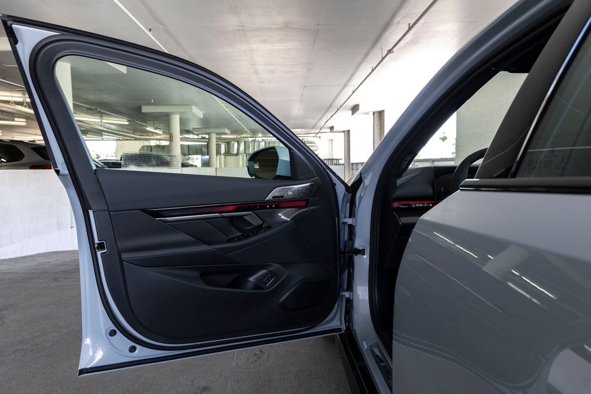2027 BMW 550e Base