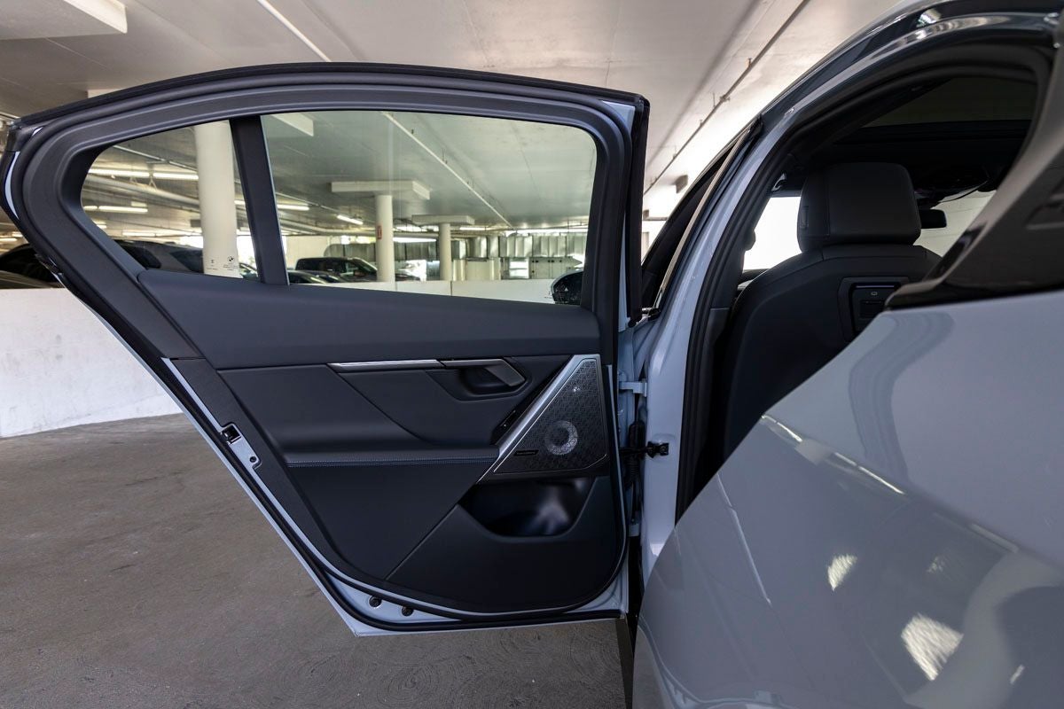 2027 BMW 550e Base