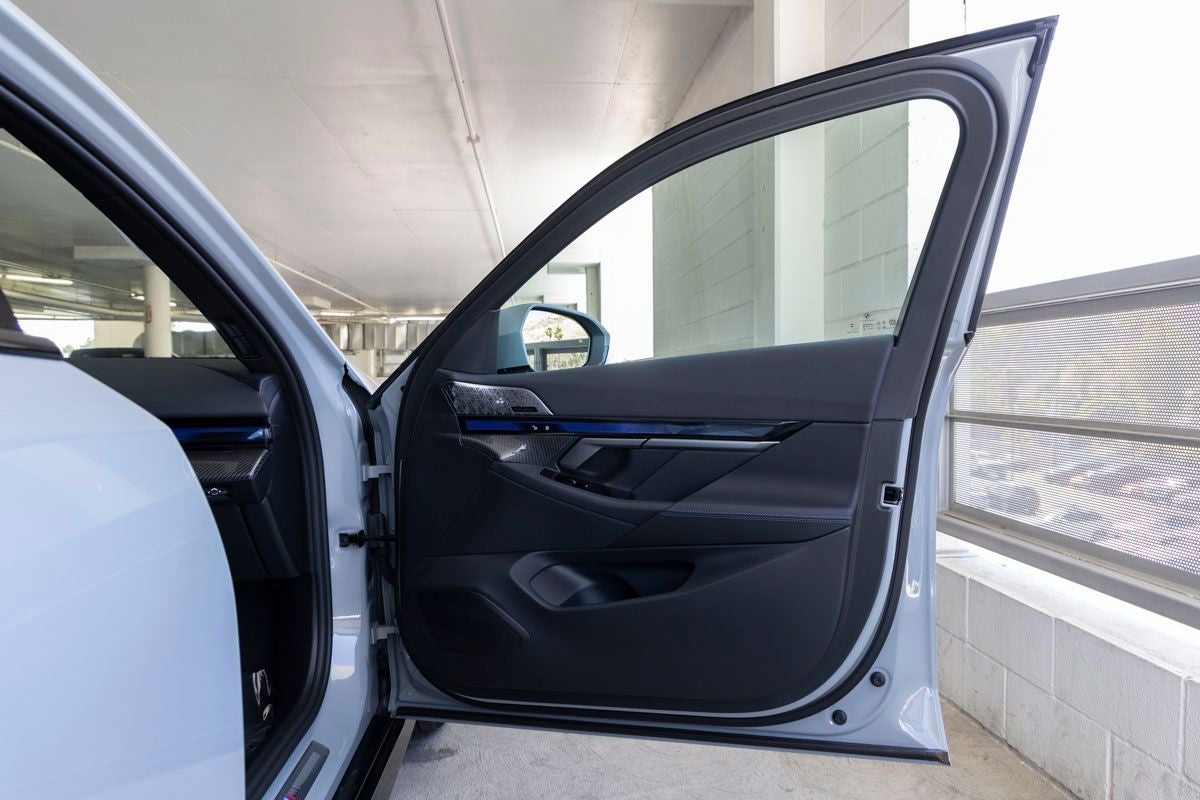 2027 BMW 550e Base