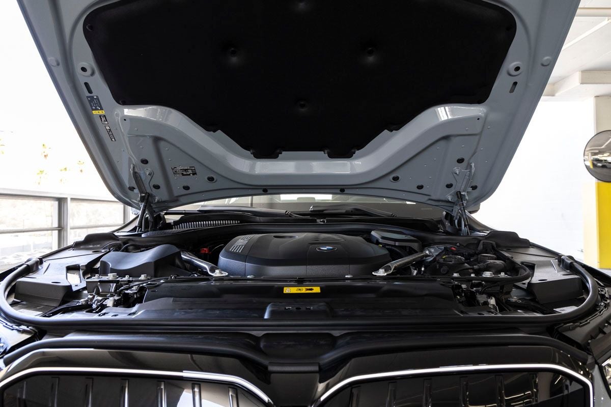 2027 BMW 550e Base