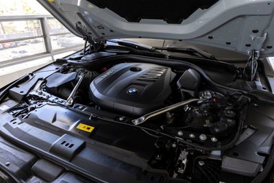2027 BMW 550e Base
