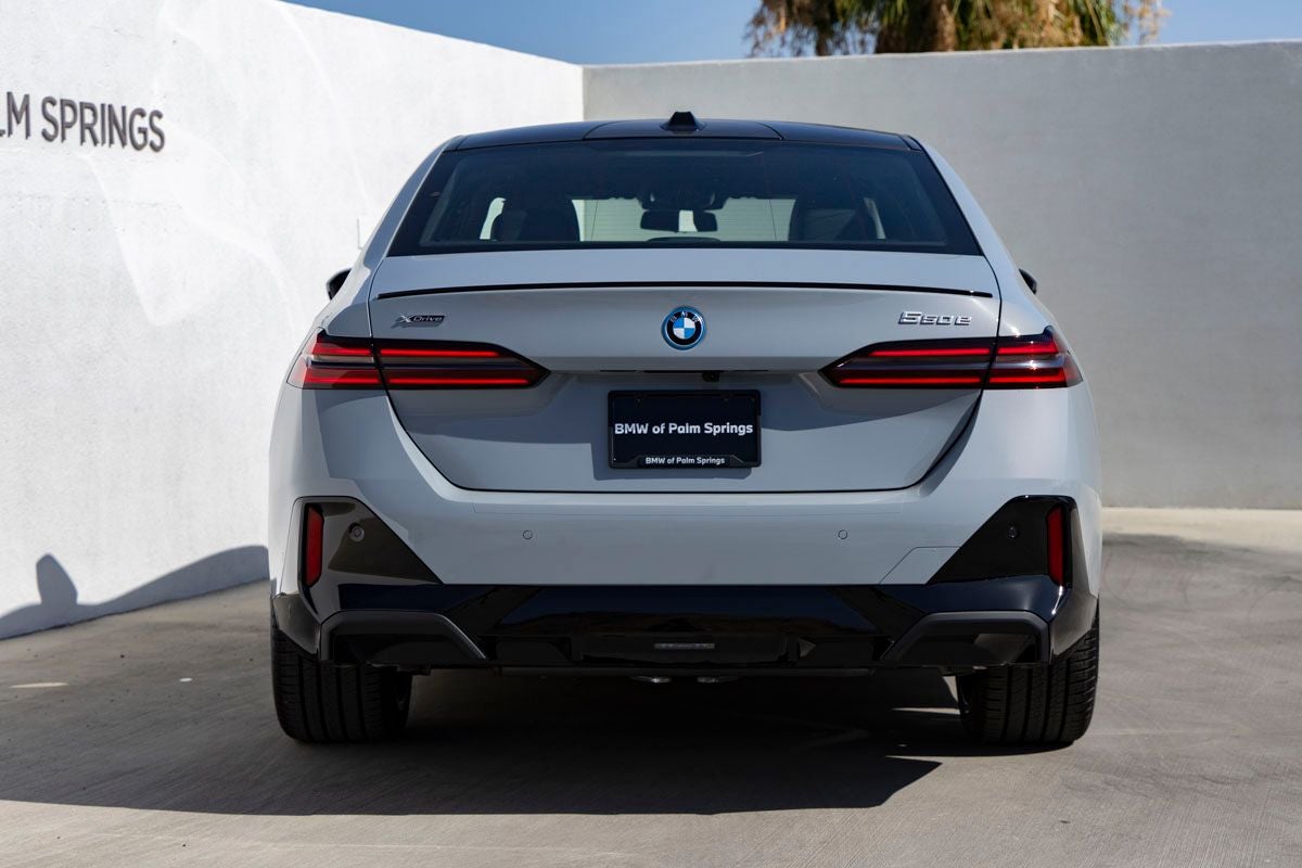 2027 BMW 550e Base
