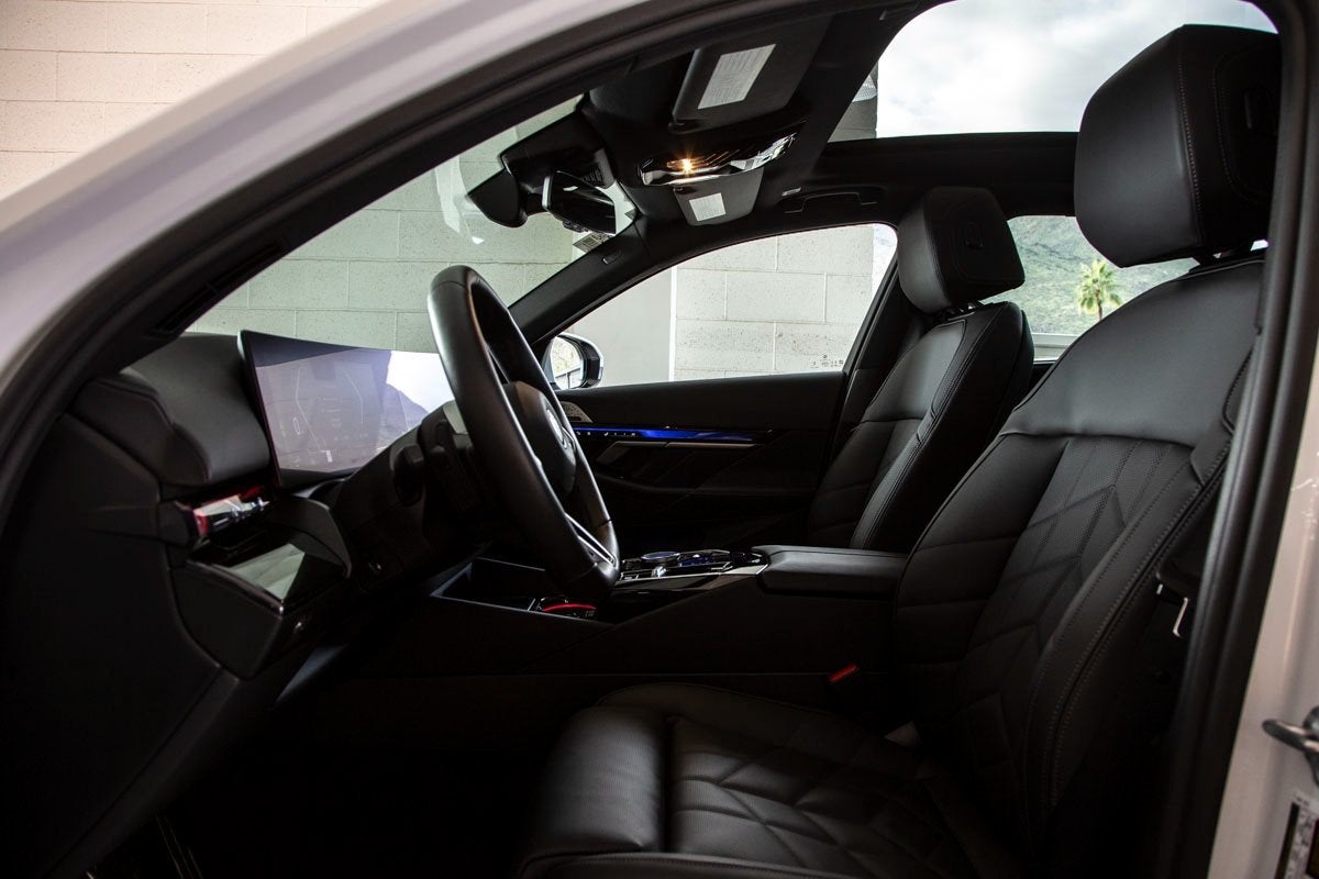 2025 BMW 550e xDrive 550e xDrive