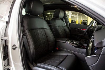 2025 BMW 550e xDrive 550e xDrive