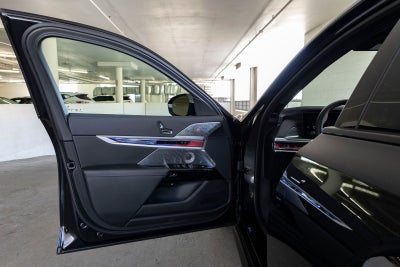 2025 BMW 740i 740i