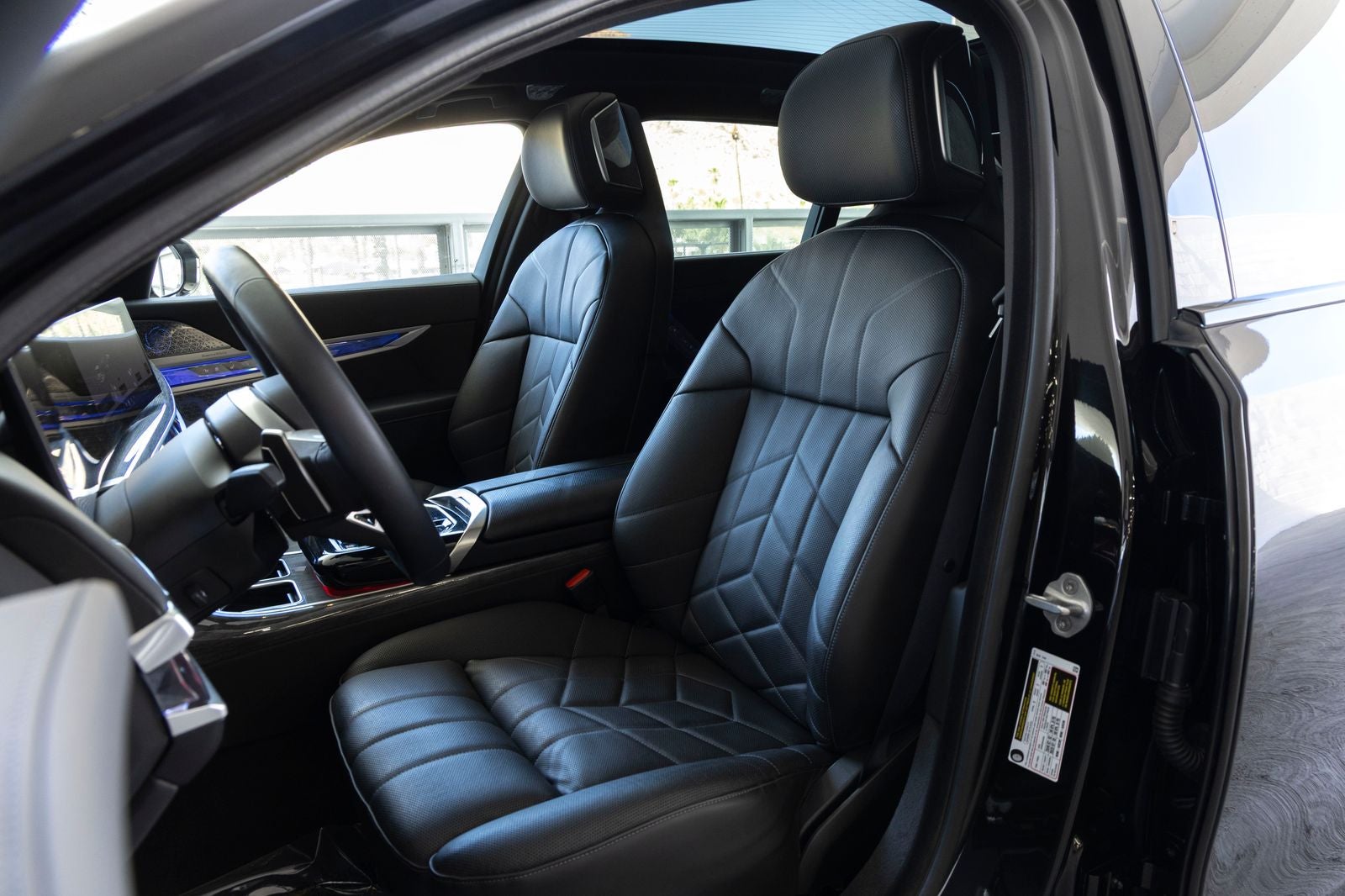 2025 BMW 740i 740i