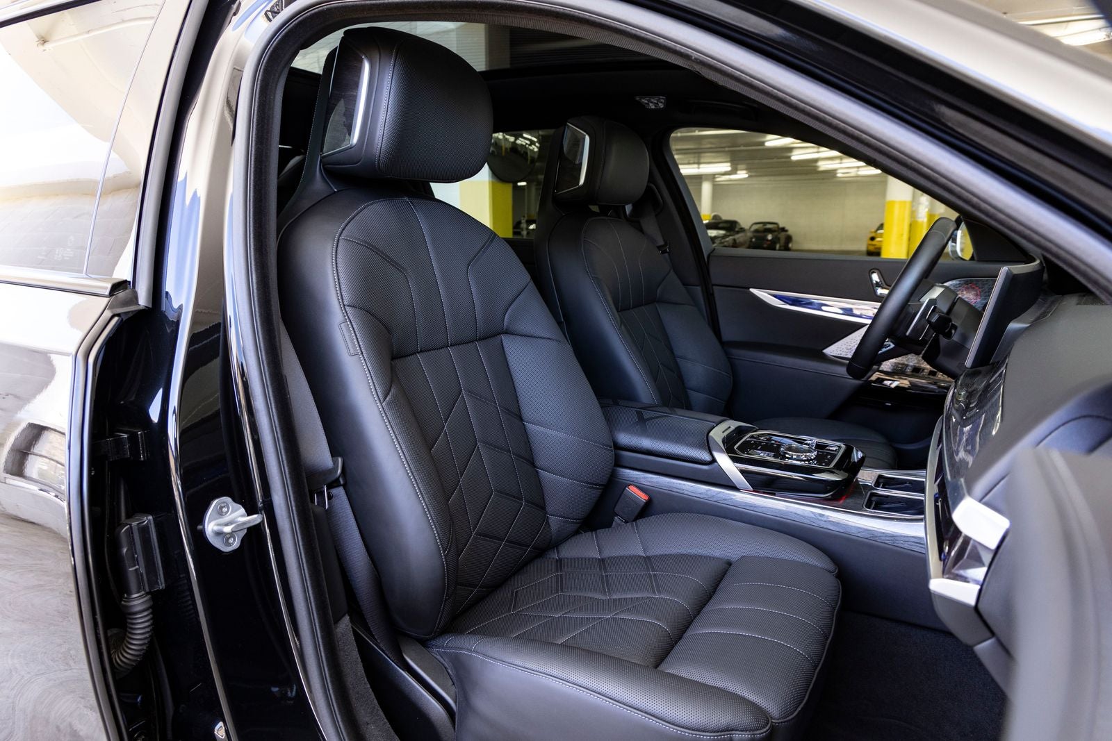 2025 BMW 740i 740i