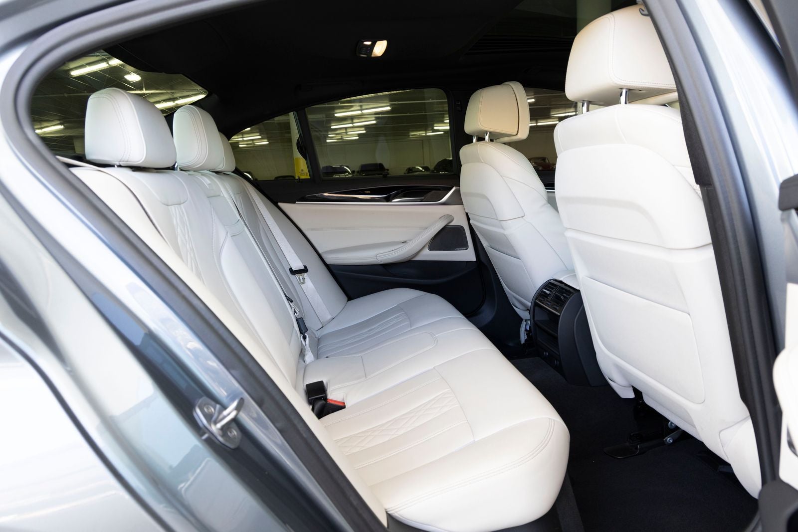 2019 BMW 5 Series M550i - Photo 28