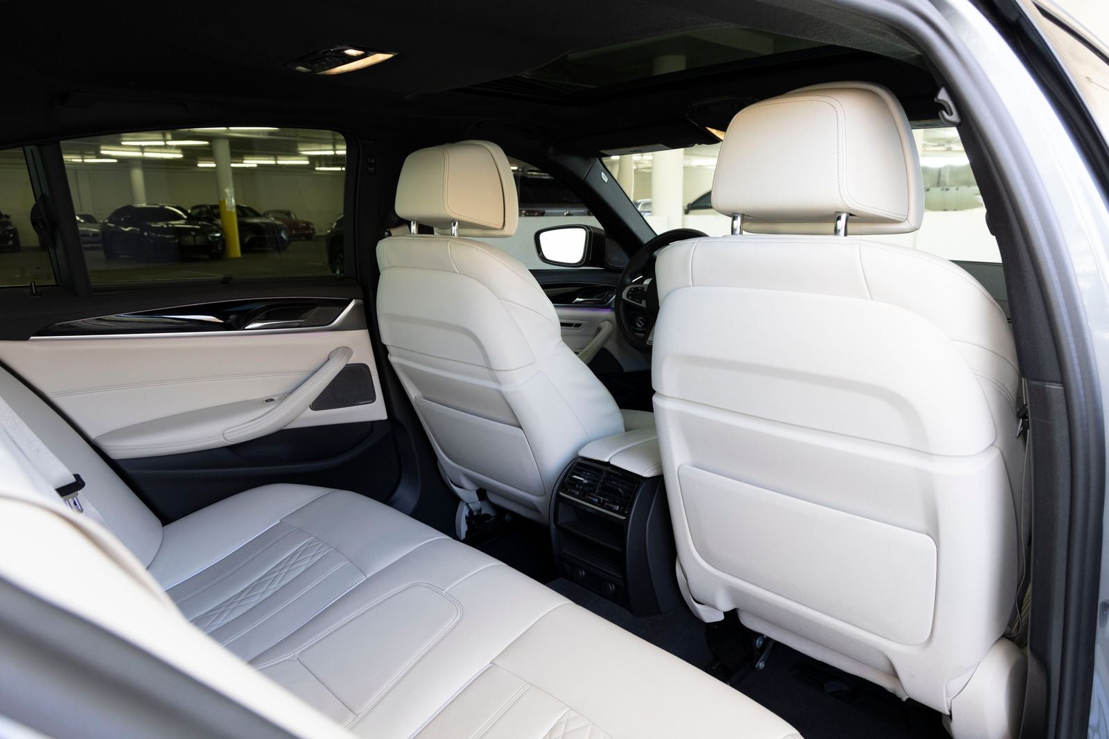 2019 BMW 5 Series M550i - Photo 29