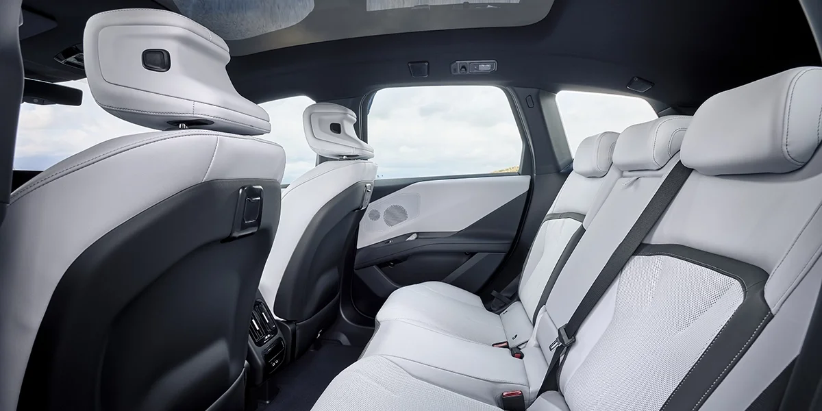 Rear passenger seating in the BMW iX3 50 xDrive with premium white leather upholstery.